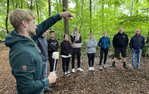 Auszubildende und Ausbilder im Hochseilgarten
