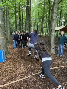 Auszubildende und Ausbilder im Hochseilgarten