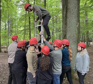 Auszubildende und Ausbilder im Hochseilgarten
