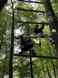 Auszubildende und Ausbilder im Hochseilgarten