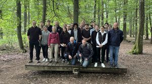 Auszubildende und Ausbilder im Hochseilgarten