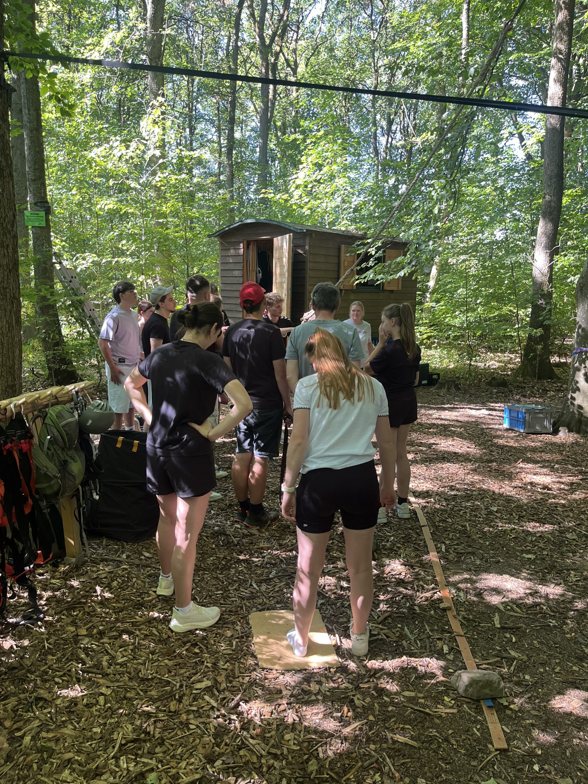 Auszubildende und Ausbilder im Hochseilgarten