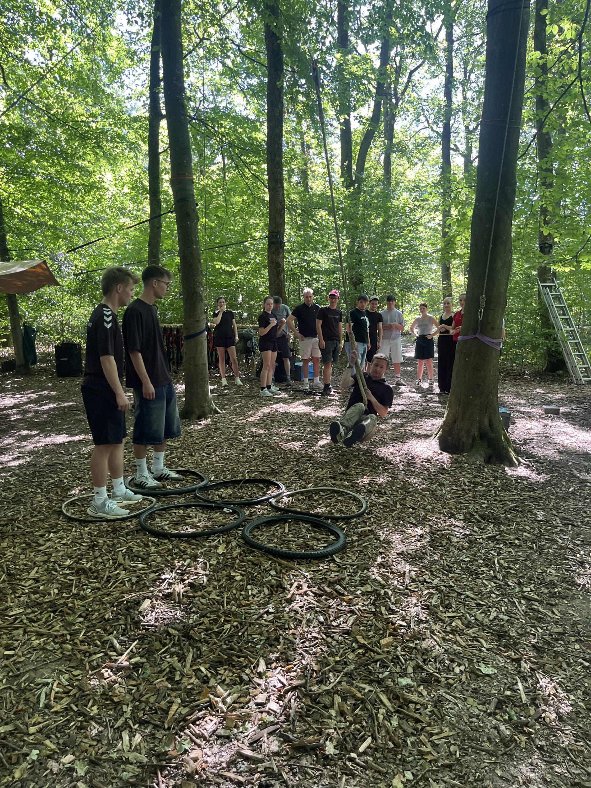 Auszubildende und Ausbilder im Hochseilgarten